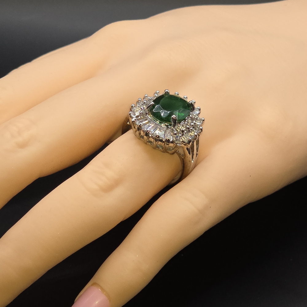 Elegant Green and Silver Women's Ring